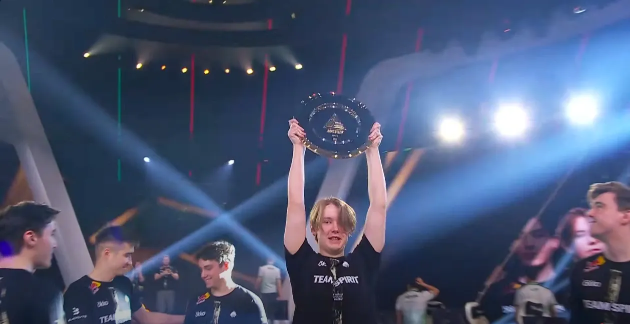 Rue lifting the trophy of EWC 2025 Dota 2.webp